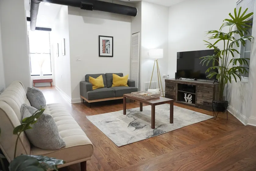 Vibrant 3BR Pilsen Stay•Free Parking•Near Downtown - Image 1
