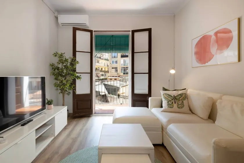 22PAR1006 - 2BR Bright apart in Avenida Paralelo - Image 1