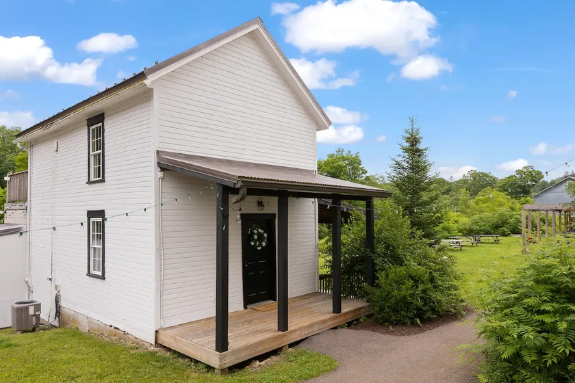 Cottage w/ river views, near tavern & shops - Image 1