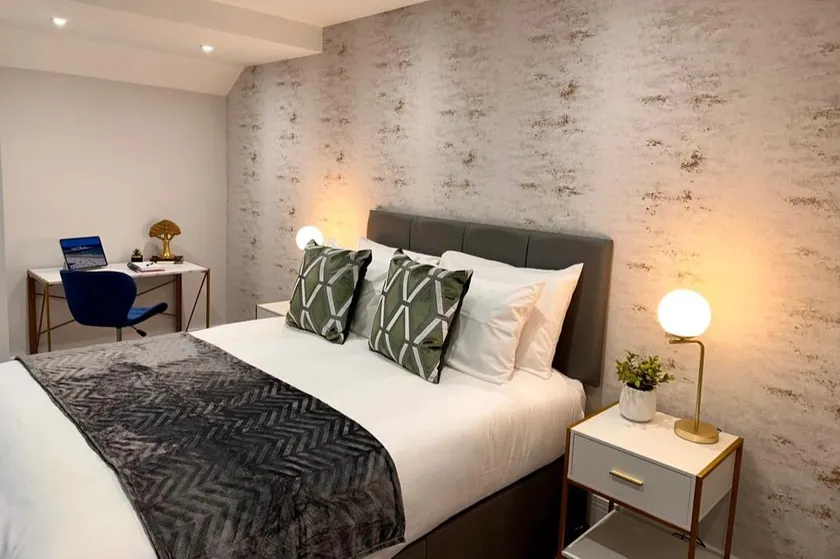 Spacious 1-bed Studio Apt w/ Free Parking & WiFi - Image 1