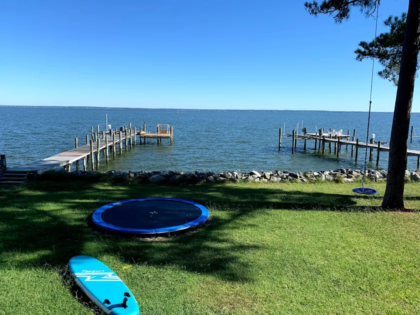 Waterfront home, private dock - Image 1