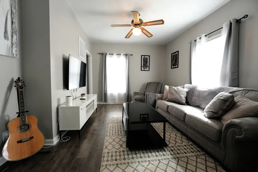 Big Blue #1: Spacious&Modern. Close to Downtown - Image 1
