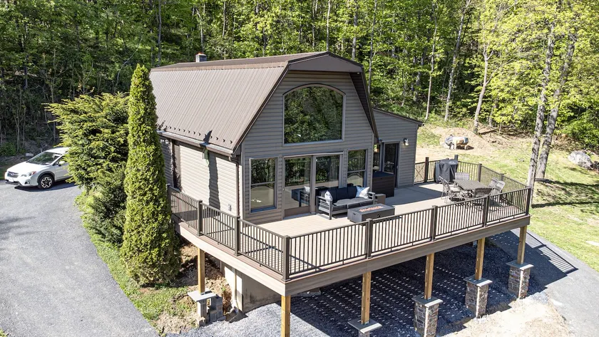 Contemporary cabin w/ spacious deck - Image 1