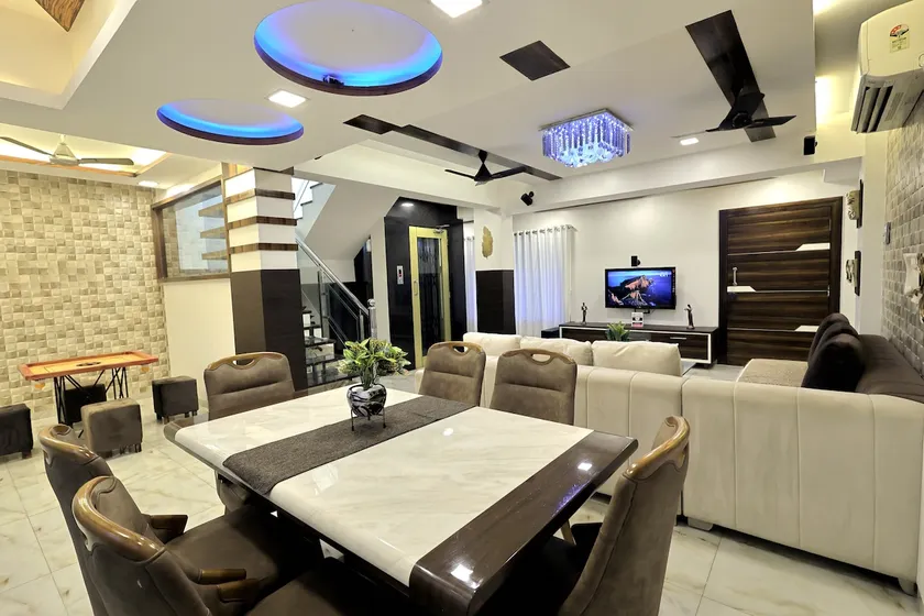 Posh Villa - 4 Bedroom w chef/WIFI upto 13 people - Image 1