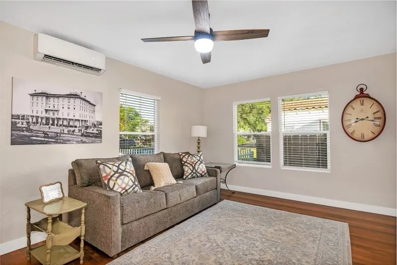 Cozy Downtown Cottage - Image 1