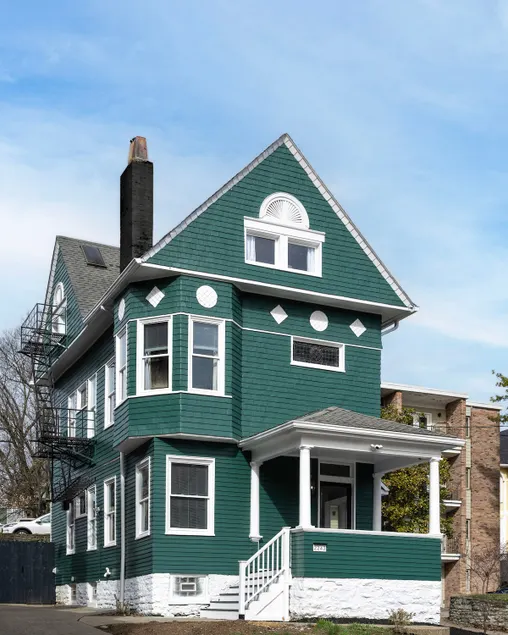 Sleeps 20: Driveway Parking, Near Downtown - Image 1