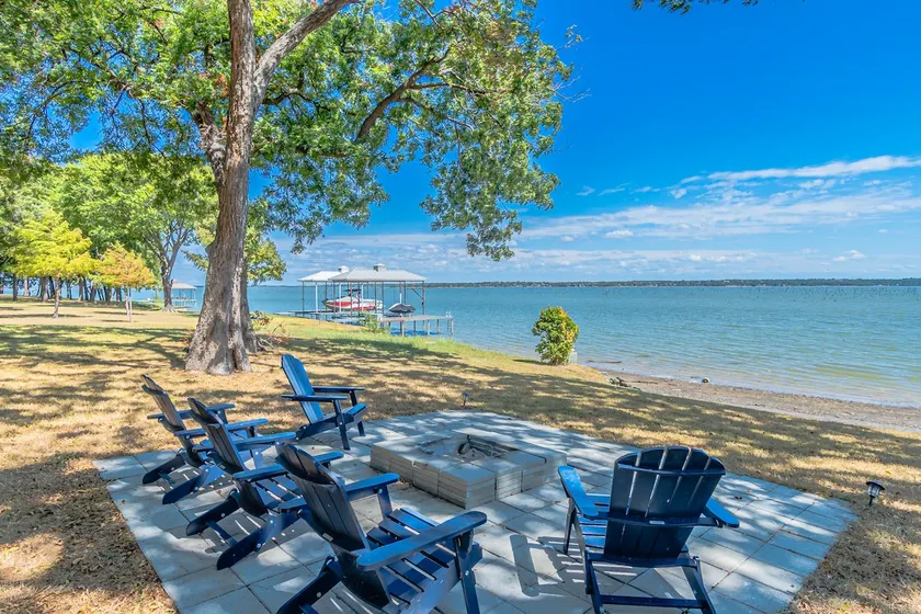 Lake house - Image 1