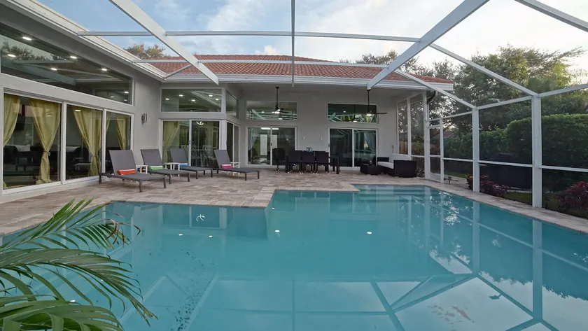 Modern House Heated Pool Gourmet Kitchen Pets - Image 1