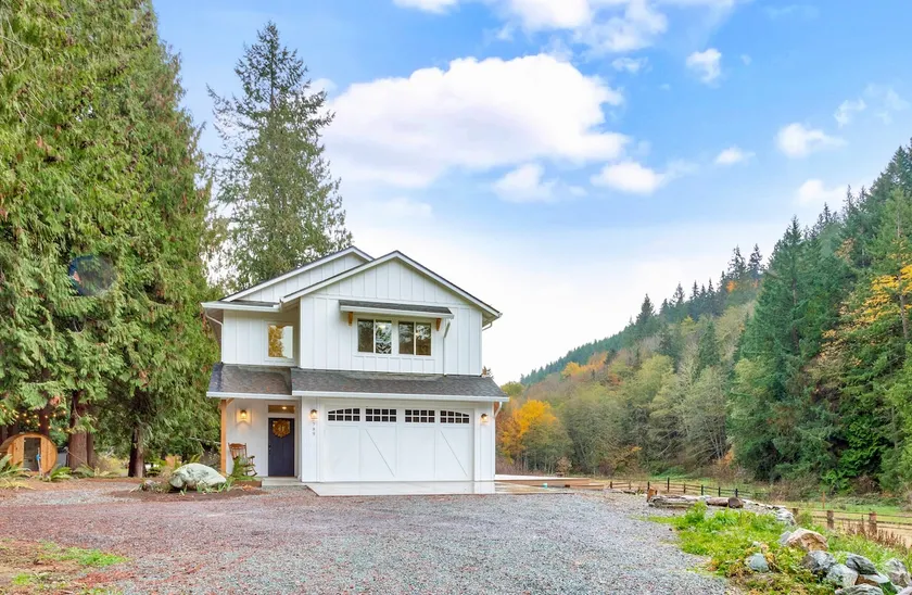 5 acr, hot tub & sauna w/alpacas, close to town - Image 1