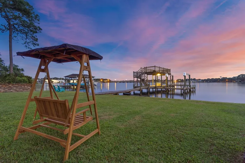 Beautiful bay front home with hot tub! Sleeps 18+ - Image 1