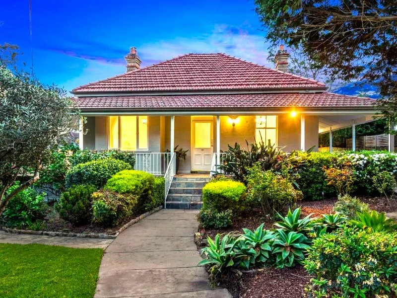 Spacious 5BD Garden House in Hornsby close 2 train - Image 1