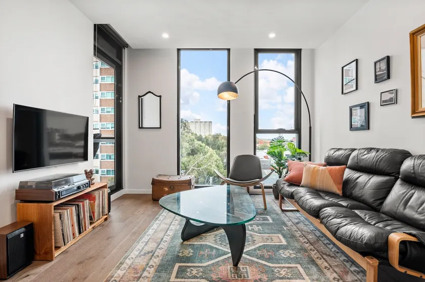 Gallery Apt with Rooftop & Parking - Image 1