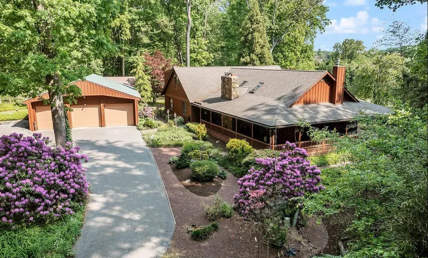 Beautiful Large Home in Private Woods with Hot Tub - Image 1