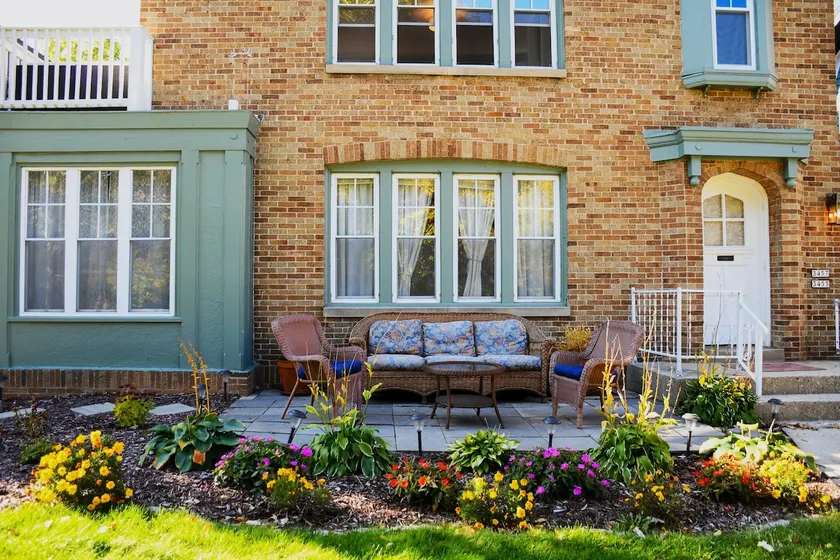 Location! Sleeps 7 - free parking. - Image 1