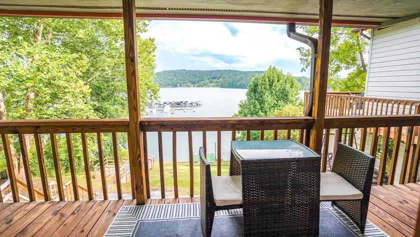 Lakefront family home - Image 1