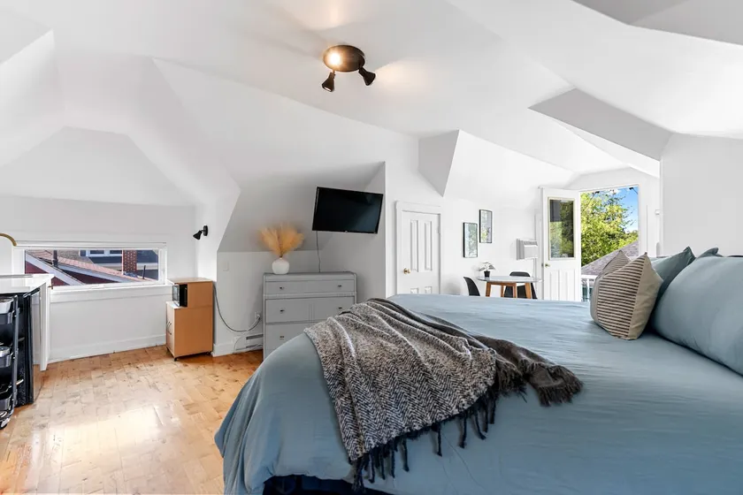 Studio 8~ Modern Loft w/ private balcony - Image 1