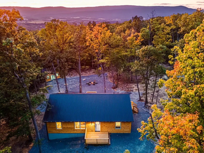 Hot Tub Cabin + Game Shack & River Access - Image 1