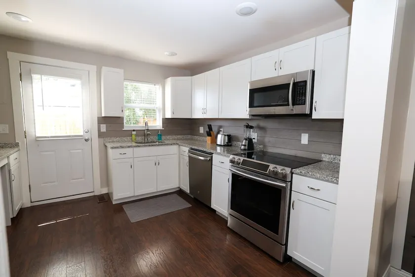 1 Mile from Ark, 2 Full bathrooms, Sleeps 8 - Image 1