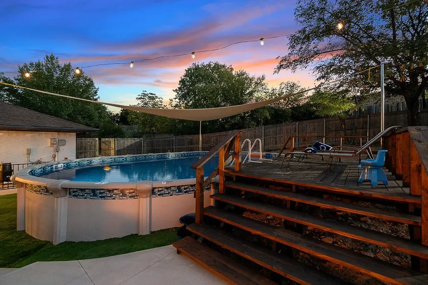 10 mins to FIFA world cup. Huge backyard. - Image 1