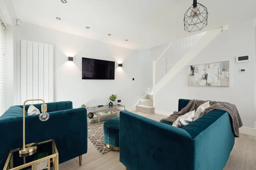 Modern 2Bed House - Walk to Station & High Street, Near Surrey Hills & Denbies Vineyard - Image 1
