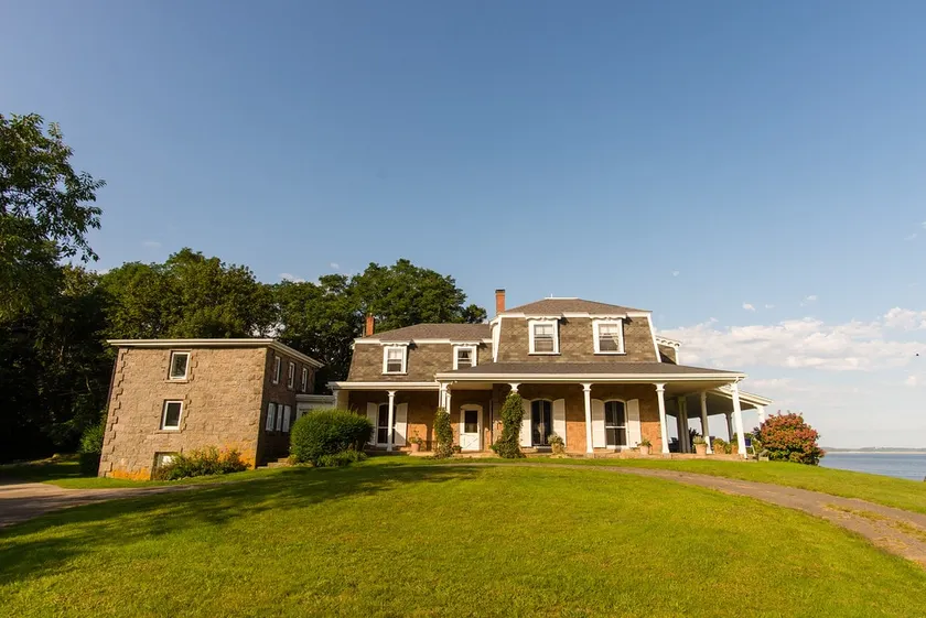 Elegant Bayview Victorian Home; walk to beach - Image 1