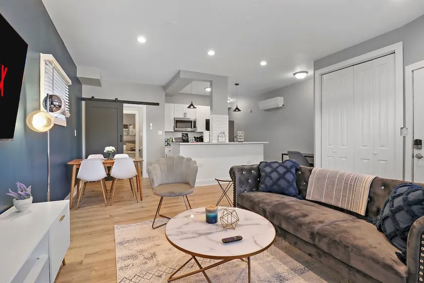Elegant 1BR | Perfect Location, King Bed, Desk - Image 1