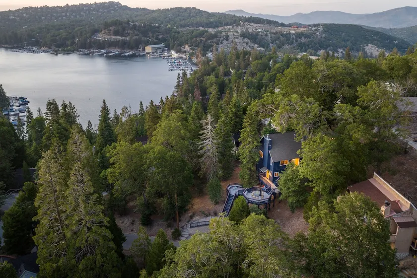 Koda House with lake views, hot tub, walk to lake - Image 1