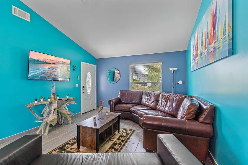 Newly renovated, cozy 2 bedroom - Image 1