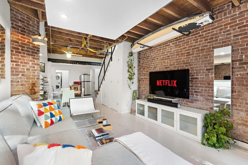 Brooklyn Vibe • 3 Fl Private House • 15 min to NYC - Image 1