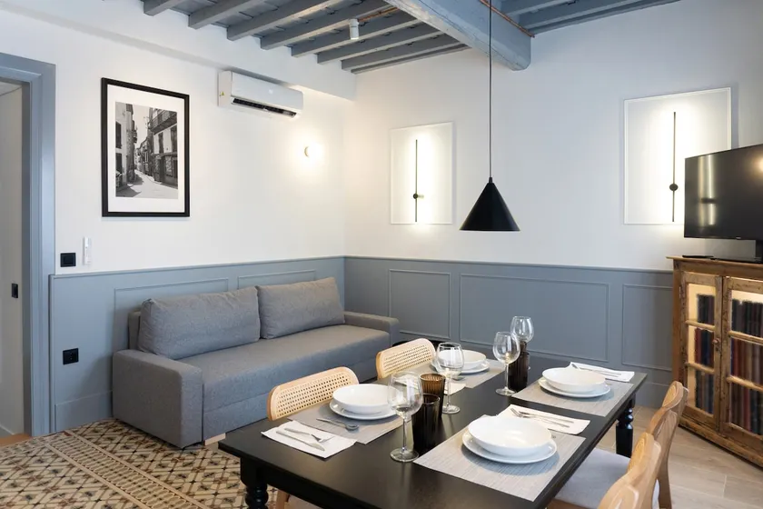 La Antigua Farmacia | 301 Stylish 2-Bedroom Flat - Image 1