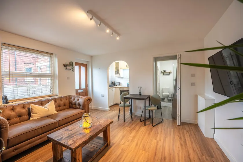 Cosy Central Retreat + Off Road Parking - Image 1