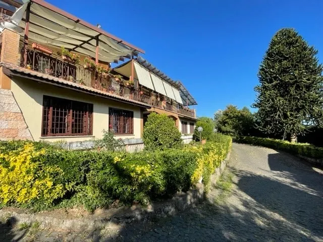 in villa - Image 1