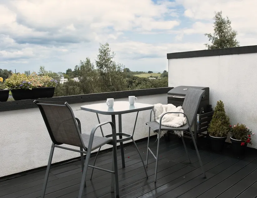 3 Bedroom Family Home with Sea and Mountain View - Image 1