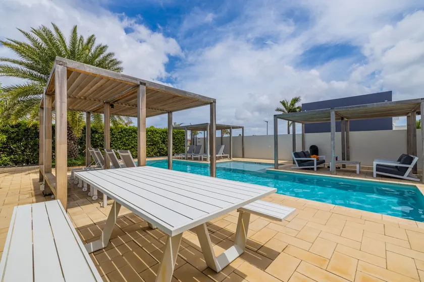 Serene Designer Gem ~ Walk to Beach & Strip ~ Pool - Image 1