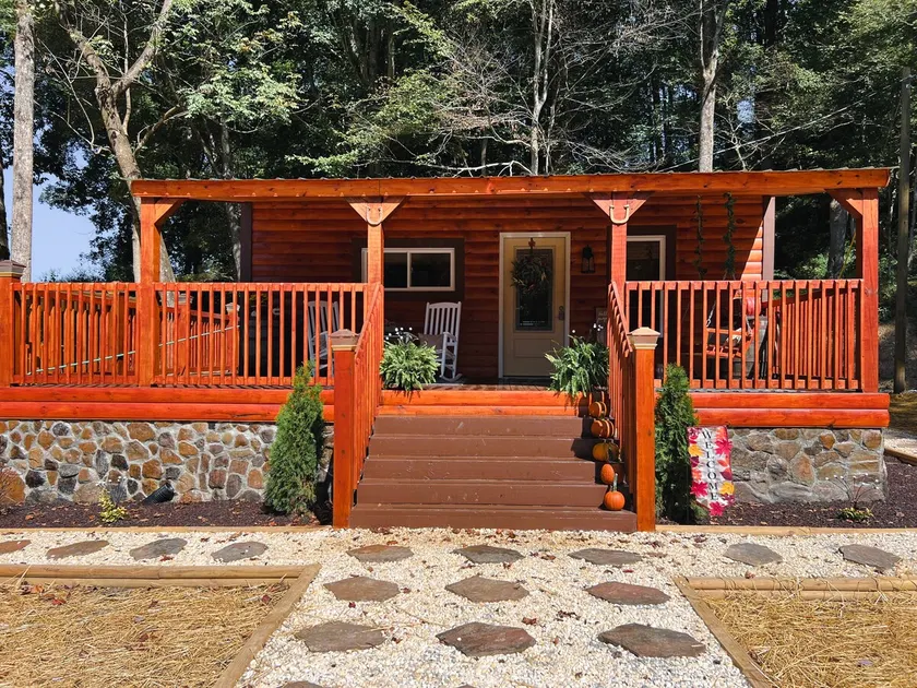 “Hide-A-Way Dean: Mountain Views & Hot Tub” - Image 1