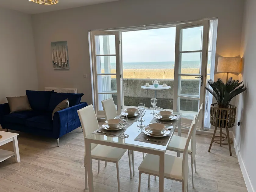 Ocean View Suite - Near Hythe - On Beach Seafront - Private Parking - Image 1