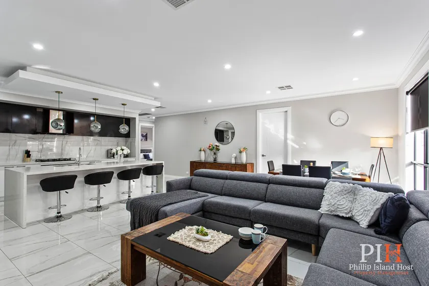 Luxurious Family Retreat with BBQ & Free Parking - Image 1