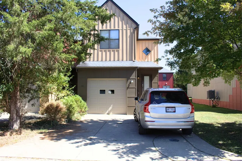 Athens city townhouse, 2 King masters, 2.5 baths - Image 1