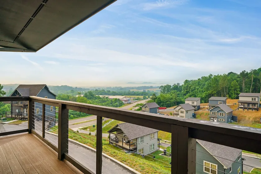 Chic Treehouse Cabin with View - Image 1