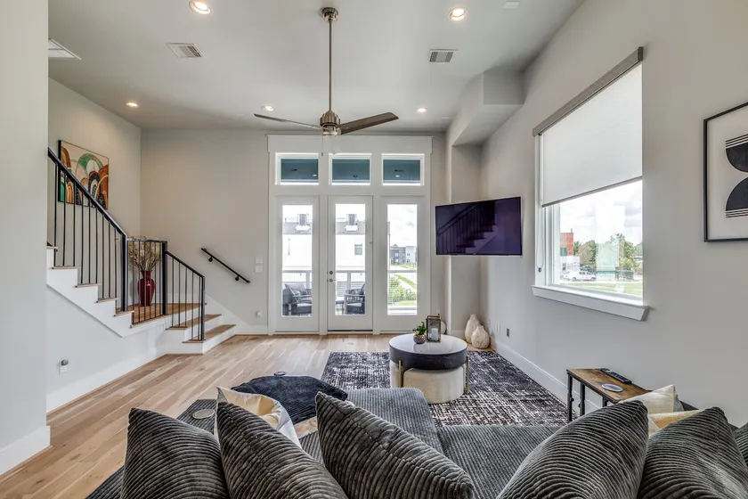 Luxurious 3 story home in Houston! Elegance galore - Image 1