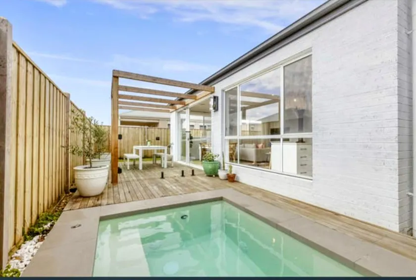 Modern Holiday Home with heated pool and spa jet. - Image 1