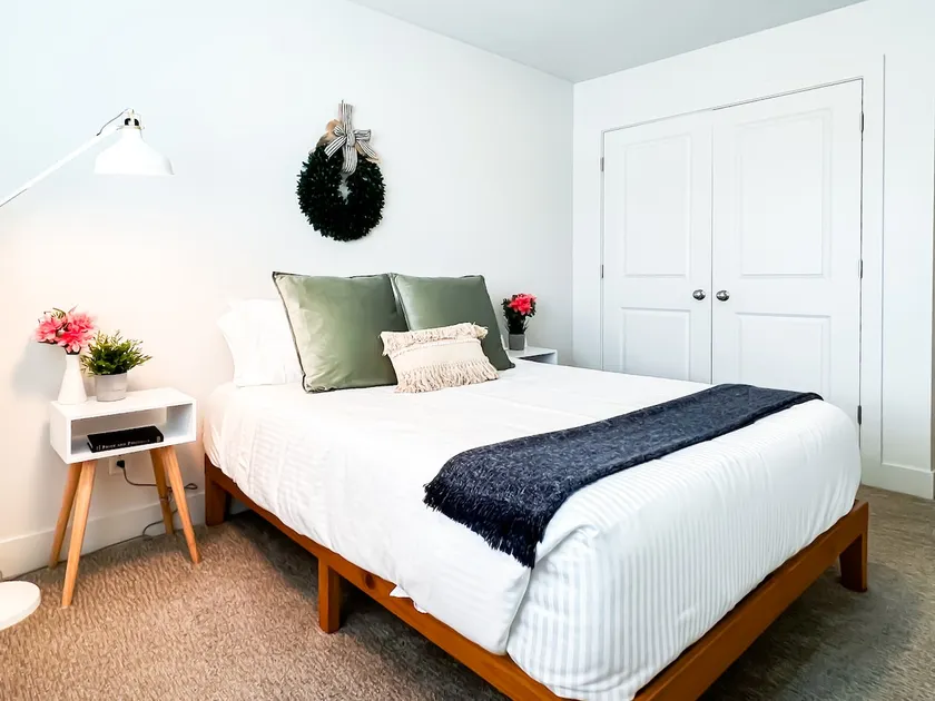 Exquisite New 3bd 3ba Home w/Spa, Office & Kitchen - Image 1