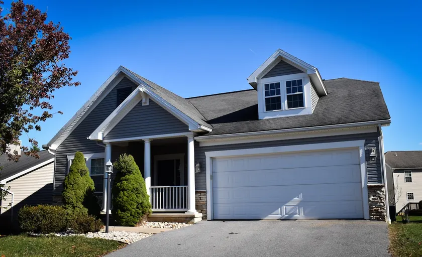 Ranch Style Single Family House - Image 1