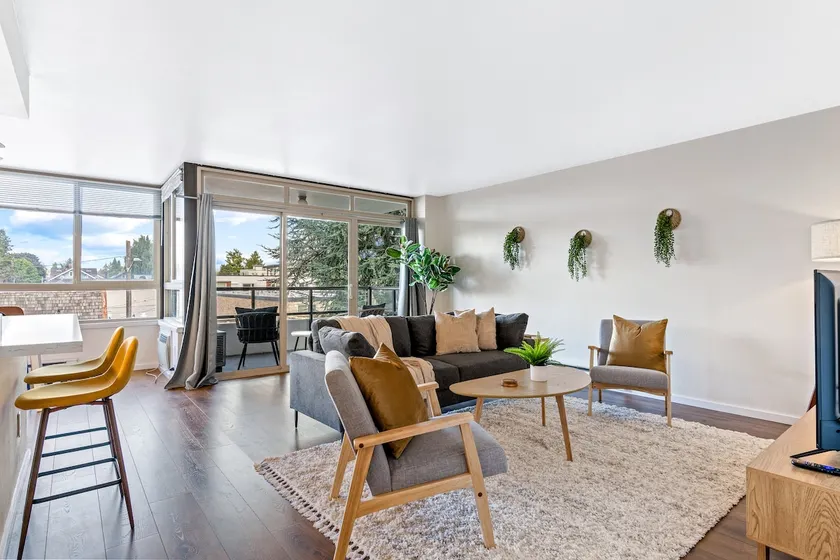 2 Bed 2 Bath Comfy Apartment close to UW - Image 1