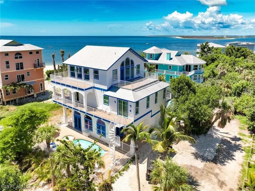 Beach Paradise: Oceanfront, Sleeps 10, Pool, Games - Image 1