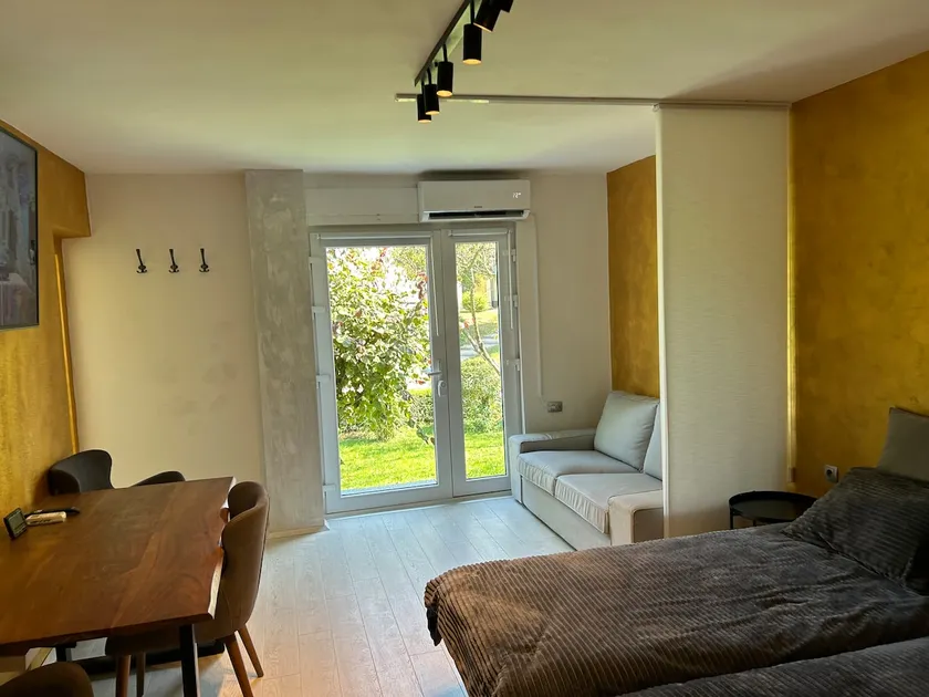 APARTMENT GAL - Image 1