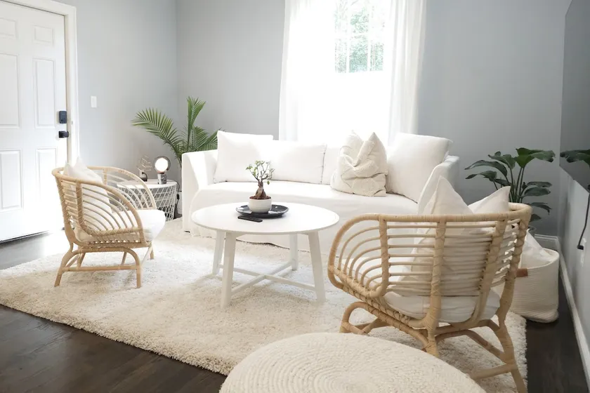 Newly Renovated + Spacious Apt w/ Parking - Image 1