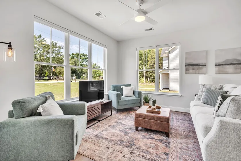 Sleek 3BR Pet-Friendly Oasis, Close to City - Image 1