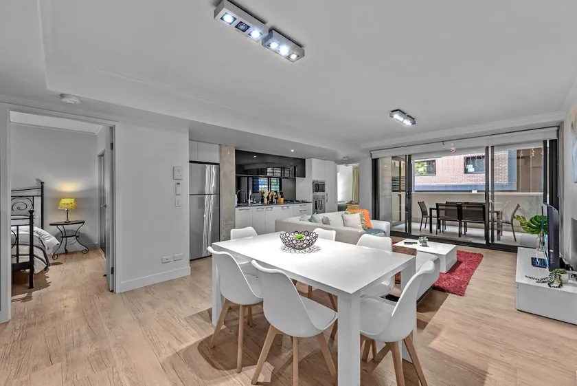 South Brisbane 2B2B Apt&Parking M6 - Image 1