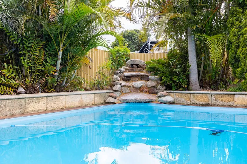 Gather round the 75”TV for large 4Bed 2Bath | POOL - Image 1